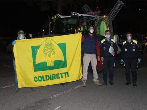 Coronavirus, al nord i trattori degli agricoltori sanificano strade e piazze