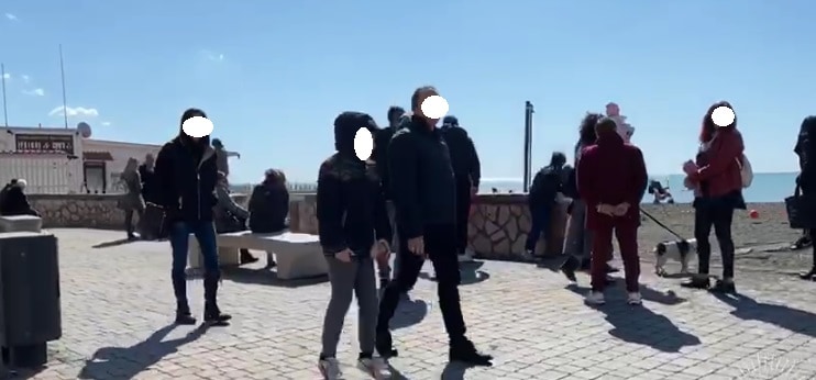 Coronavirus, gli italiani "snobbano" le regole? Litorale romano affollato nel weekend