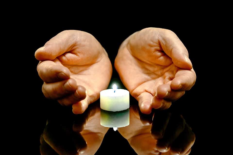 Tenere assieme i vivi e i morti