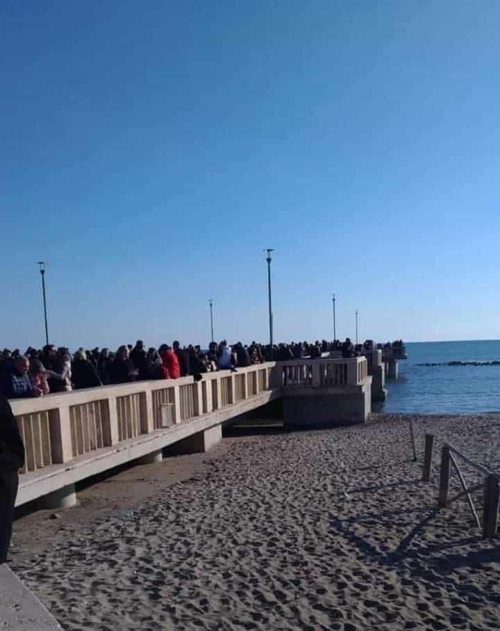 Coronavirus, gli italiani "snobbano" le regole? Litorale romano affollato nel weekend