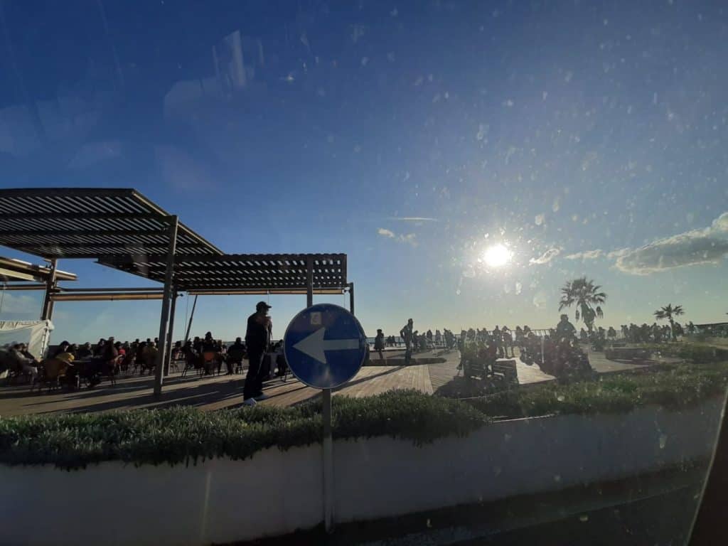 Coronavirus, gli italiani "snobbano" le regole? Litorale romano affollato nel weekend