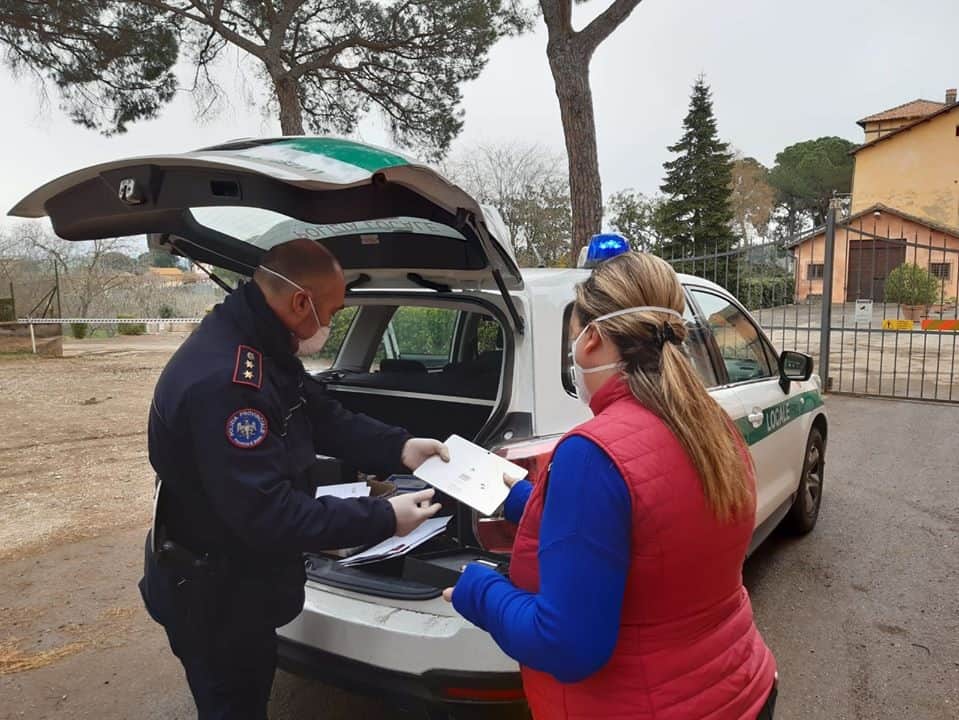 "La Polizia metropolitana consegna 40 tablet agli studenti del Sereni"
