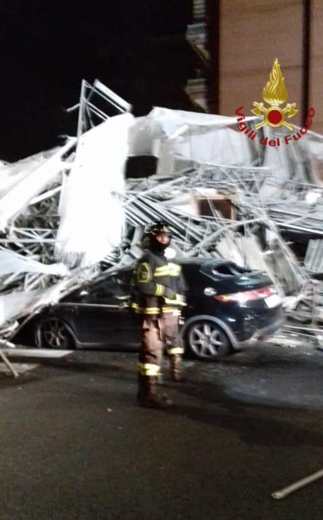 Cade impalcatura da un palazzo di 7 piani: nessun ferito