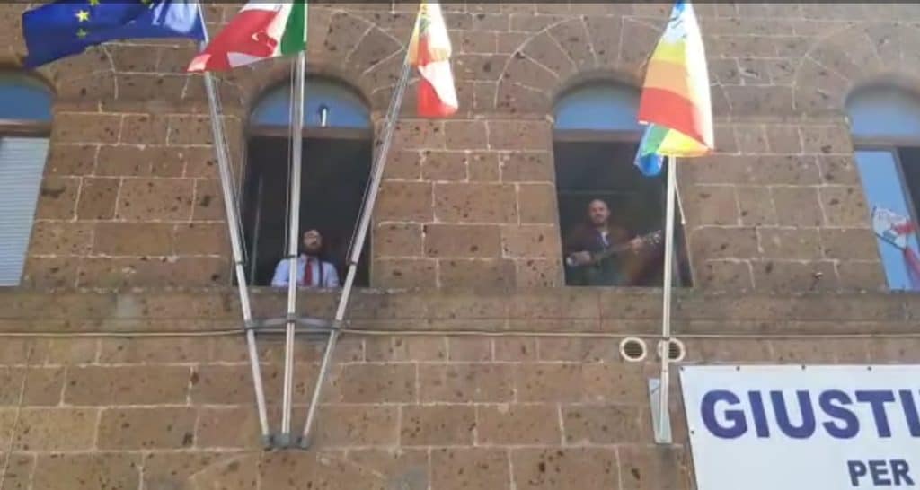 25 aprile, spettacolo di luci e buoni spesa. A Cerveteri scontro tra De Angelis - Orsomando e il Sindaco Pascucci