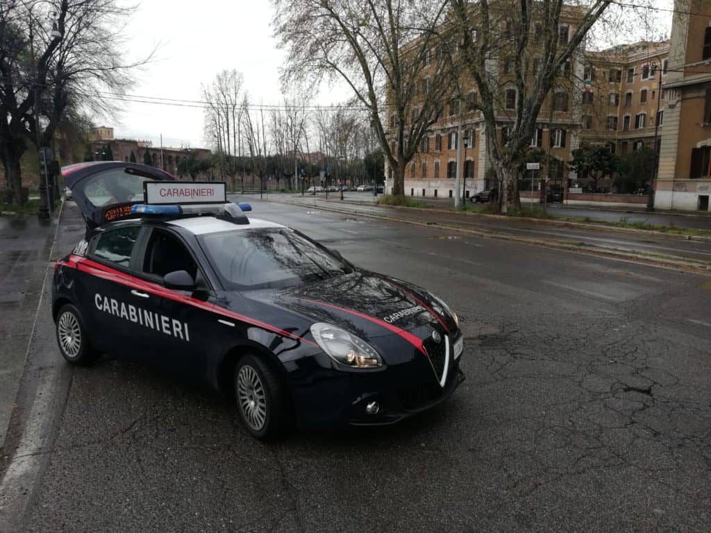 Vendeva mascherine illegali a prezzo maggiorato: denunciato