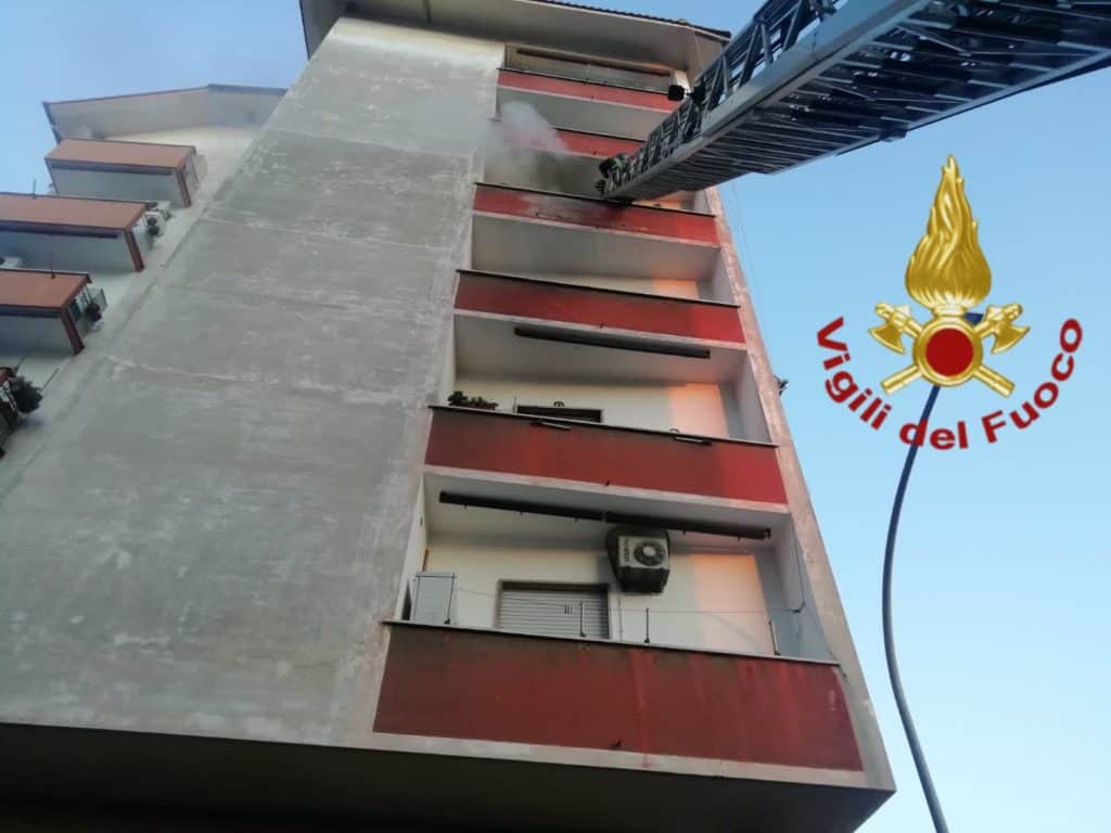 Roma, a fuoco un appartamento