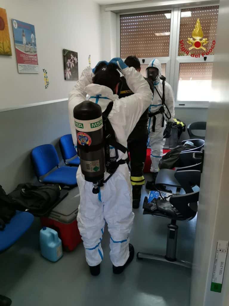 Bracciano, vigili del fuoco sanificano l'ospedale Padre Pio