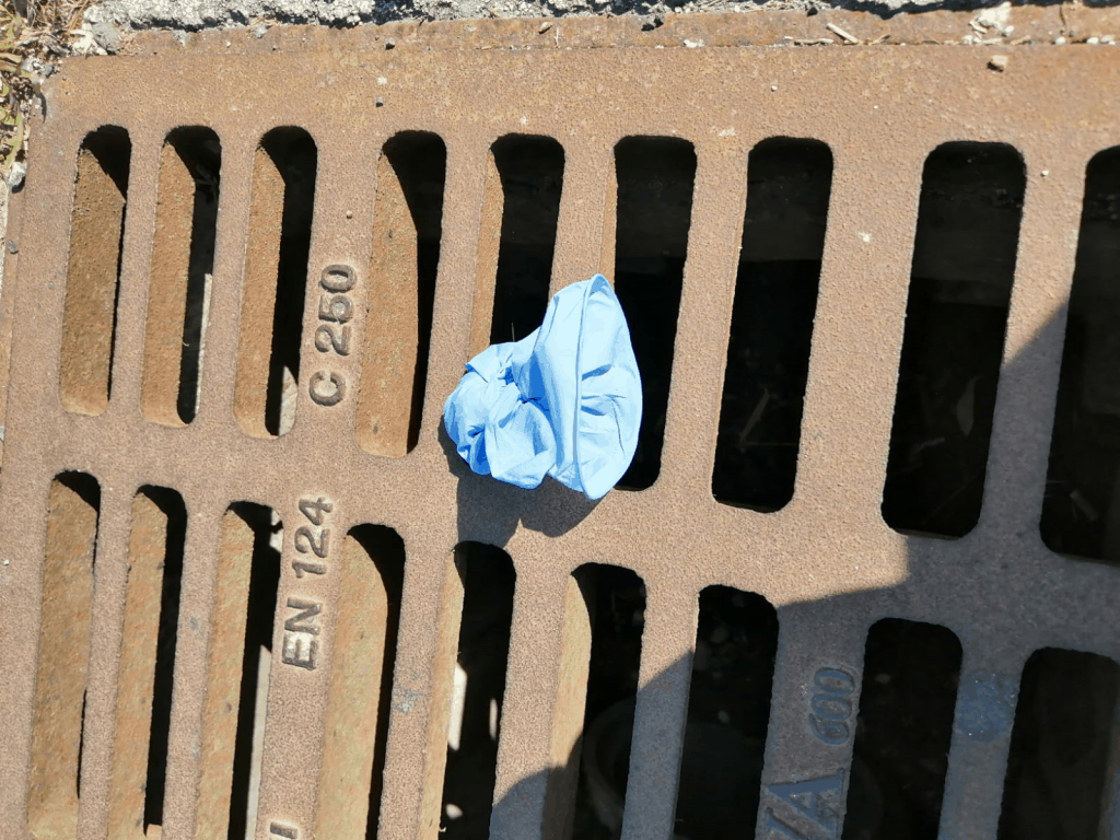 Civitavecchia, guanti e mascherine abbandonate in strada