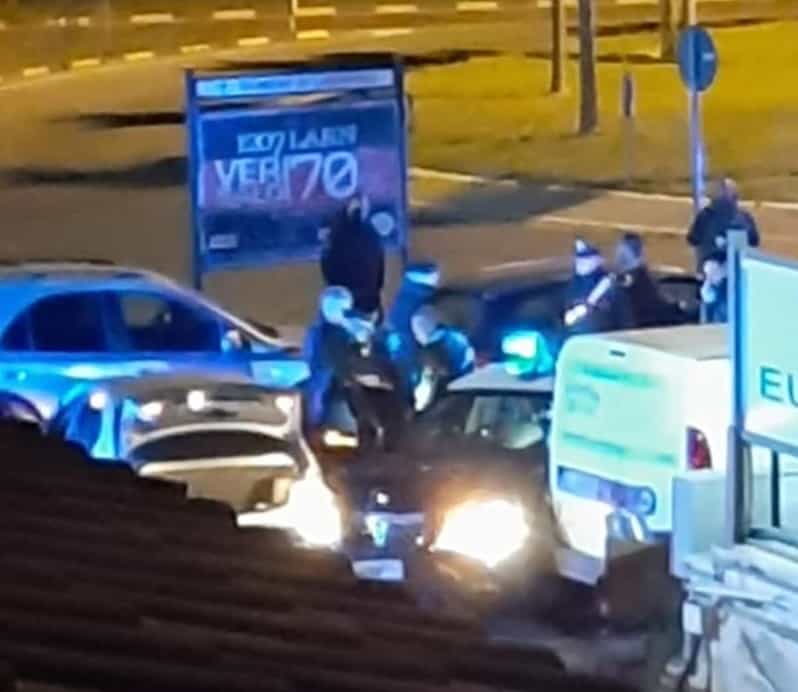 Ladispoli, non si ferma all'alt e perde il controllo del veicolo: due arresti