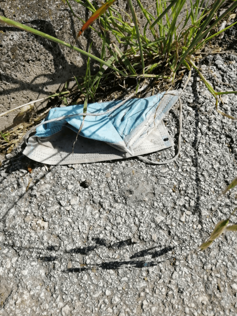 Civitavecchia, guanti e mascherine abbandonate in strada