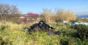 Santa Marinella, ancora rifiuti sparsi e abbandonati sul ciglio della strada