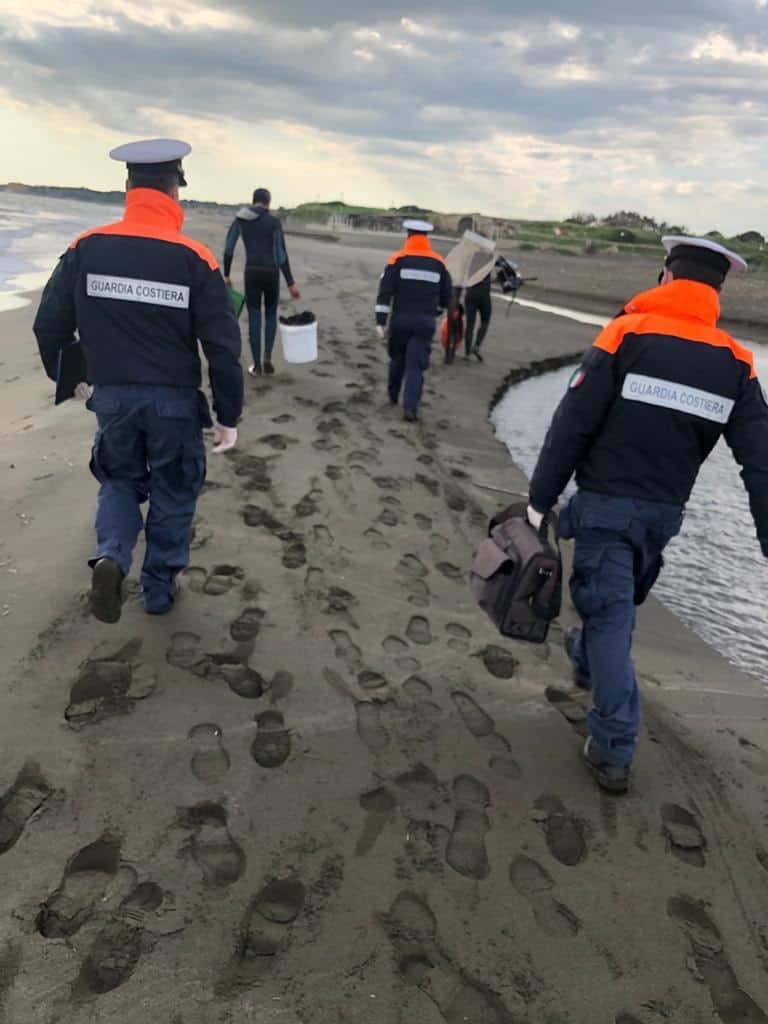 "Aiuto ci sono due persone in difficoltà", ma stavano pescando telline