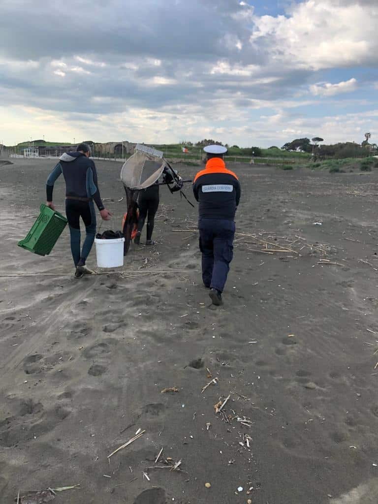 "Aiuto ci sono due persone in difficoltà", ma stavano pescando telline