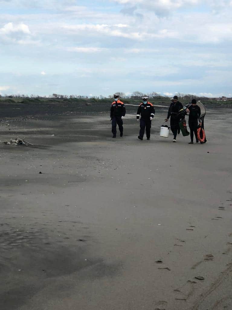 "Aiuto ci sono due persone in difficoltà", ma stavano pescando telline