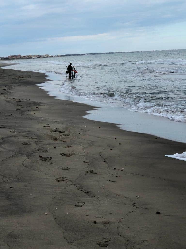 "Aiuto ci sono due persone in difficoltà", ma stavano pescando telline
