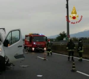 Incidente in A1 tra furgone e mezzo pesante. Strada chiusa temporaneamente