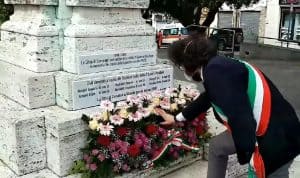 Cerveteri, un omaggio floreale al Monumento ai Caduti per la Festa dei Lavoratori