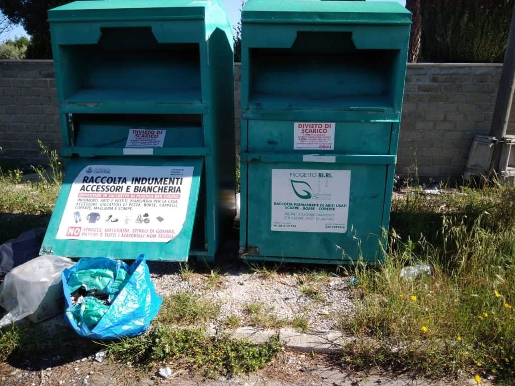Cerveteri, forzati i contenitori per gli indumenti usati