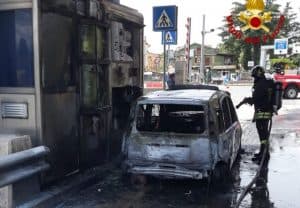 Auto in fiamme al casello autostradale. L'intervento dei Vigili del Fuoco
