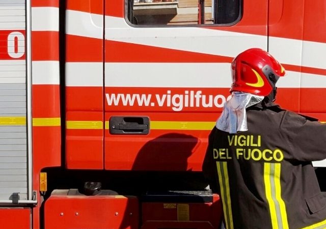 Incendio a Pomezia: ritrovata una donna dispersa a causa del fumo intenso