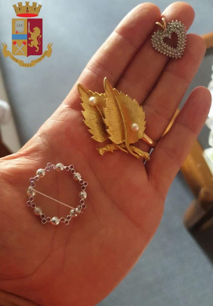 Civitavecchia: ruba oggetti preziosi a casa di un'anziana per rivenderli al "compro oro": badante denunciata