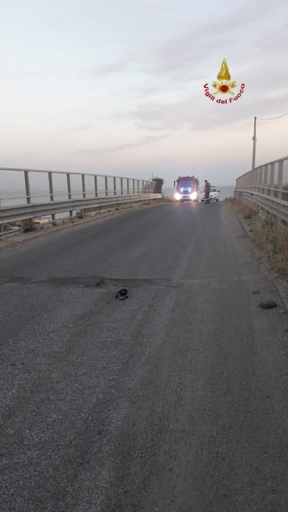 Santa Marinella, calcestruzzo cade dal cavalcavia in autostrada