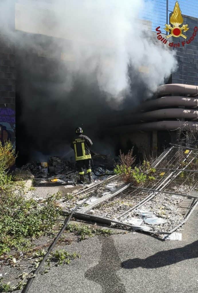 Incendio al centro direzionale Alitalia in stato di abbandono