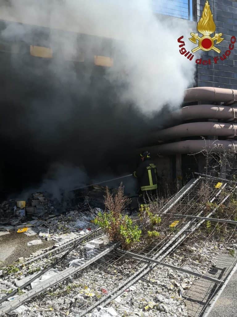 Incendio al centro direzionale Alitalia in stato di abbandono