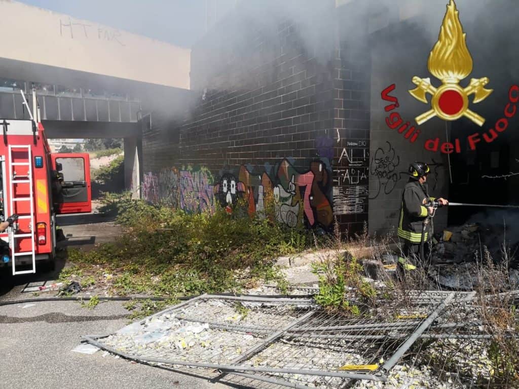 Incendio al centro direzionale Alitalia in stato di abbandono