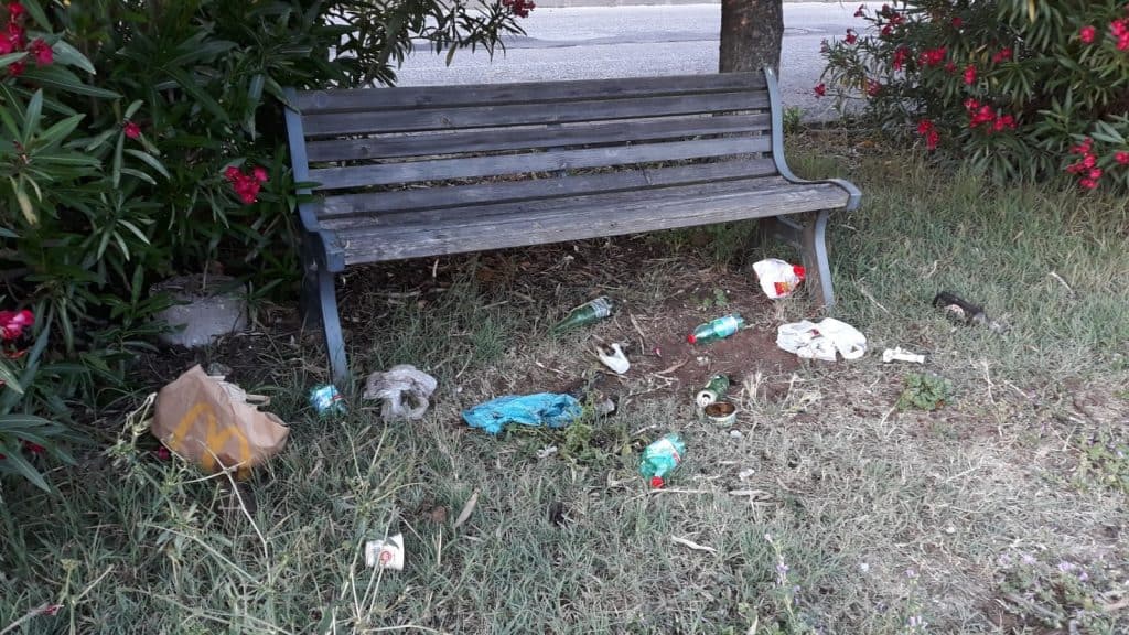 "Ladispoli, ancora sporcizia in piazza delle Sirene"