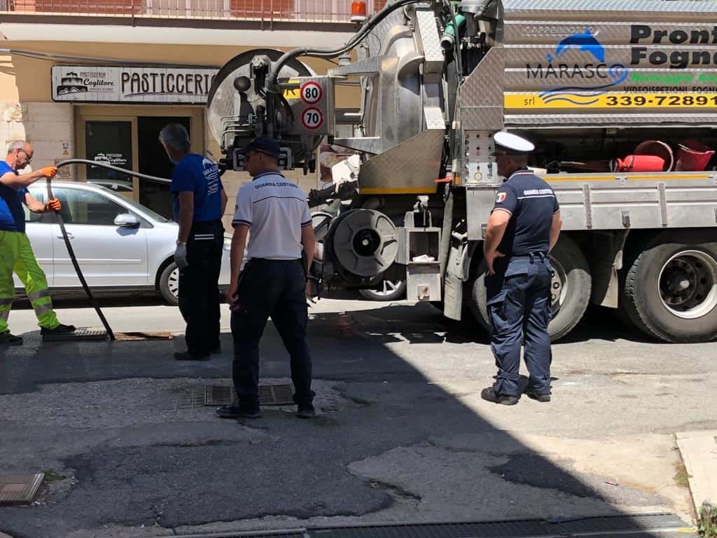 Ladispoli, fogne intasate: odori nauseabondi in via del mare