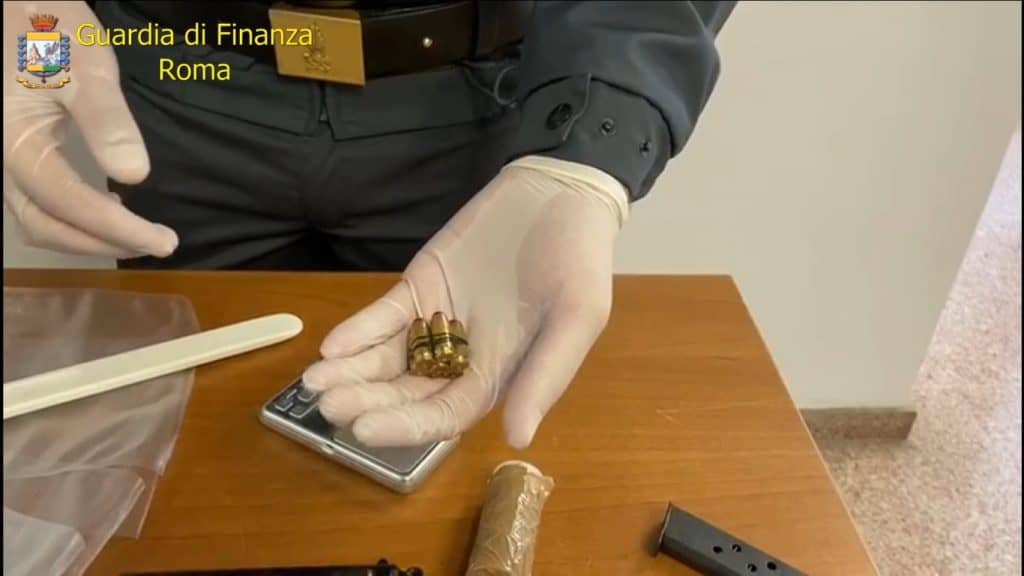 In possesso di armi e cocaina: in manette pusher