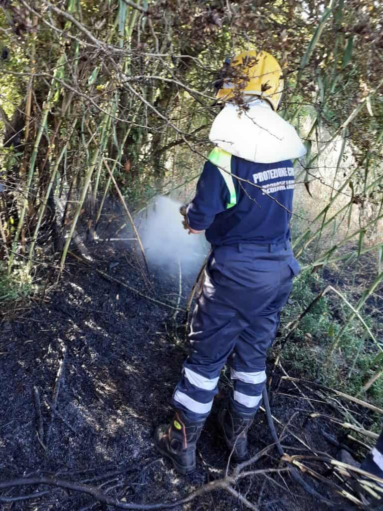 Fiumicino: incendio a Tragliatella vicino ad alcune abitazioni