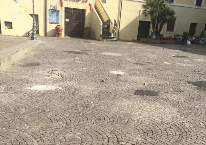 "Cerveteri, piazza Santa Maria nel degrado"