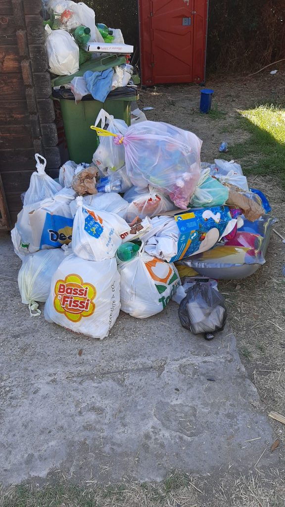 Ladispoli, inizia l'estate e arrivano i cumuli di rifiuti all'ingresso di Torre Flavia
