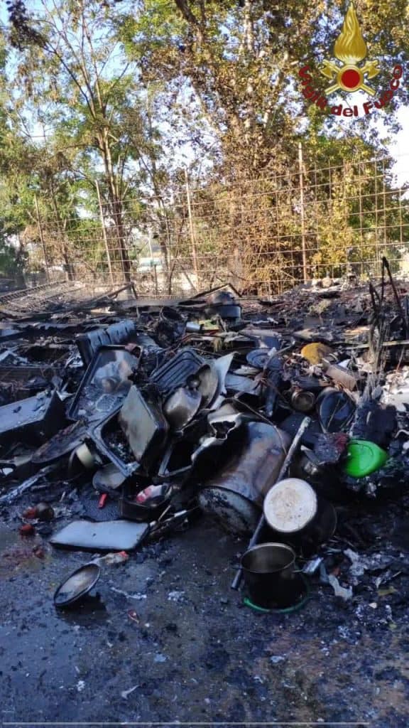 Fiamme nel campo nomadi di via Candoni. Fiamme domate dai Vigili del Fuoco