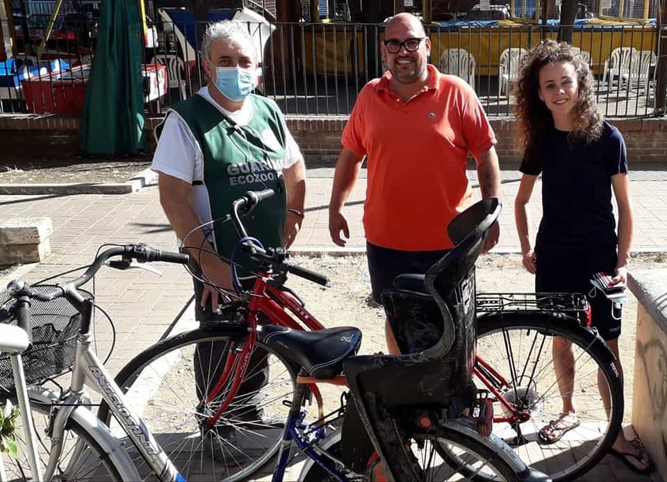 Ladispoli, rubano le bici e le buttano nel fosso: ritrovati i proprietari