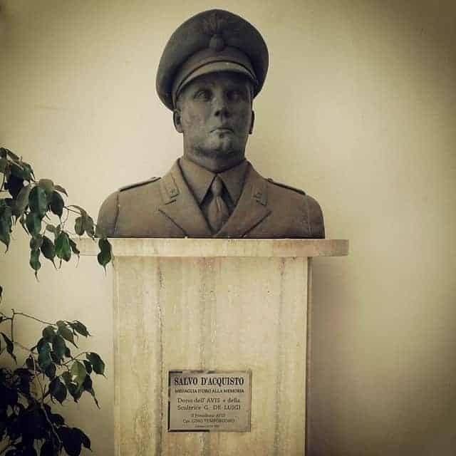 Cerveteri, rubato il busto di Salvo D'Acquisto posizionato davanti la scuola