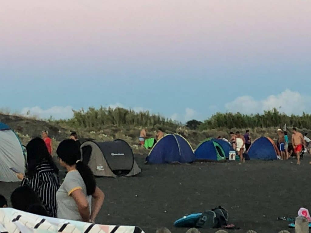 Ladispoli, stavano campeggiando in spiaggia: allontanati dalla Guardia Costiera