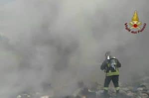 Maxi incendio di sterpaglie minaccia le abitazioni: sul posto i Vigili del Fuoco