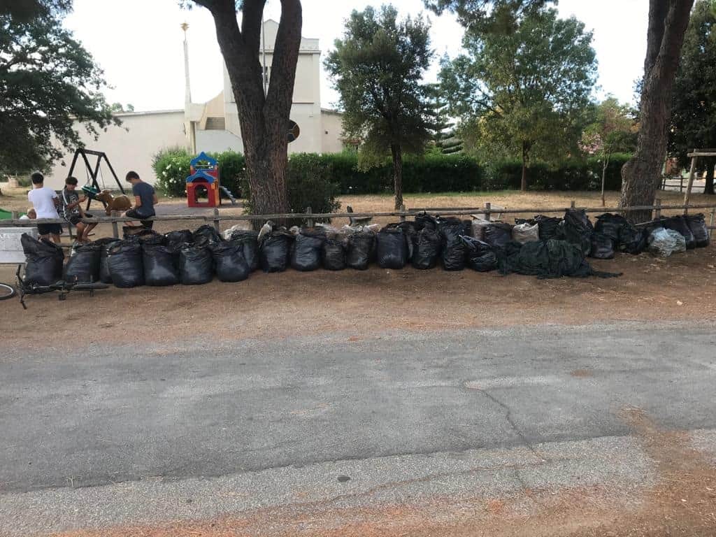Tolfa, bambini e giovani adolescenti ripuliscono un parco giochi di Santa Severa Nord