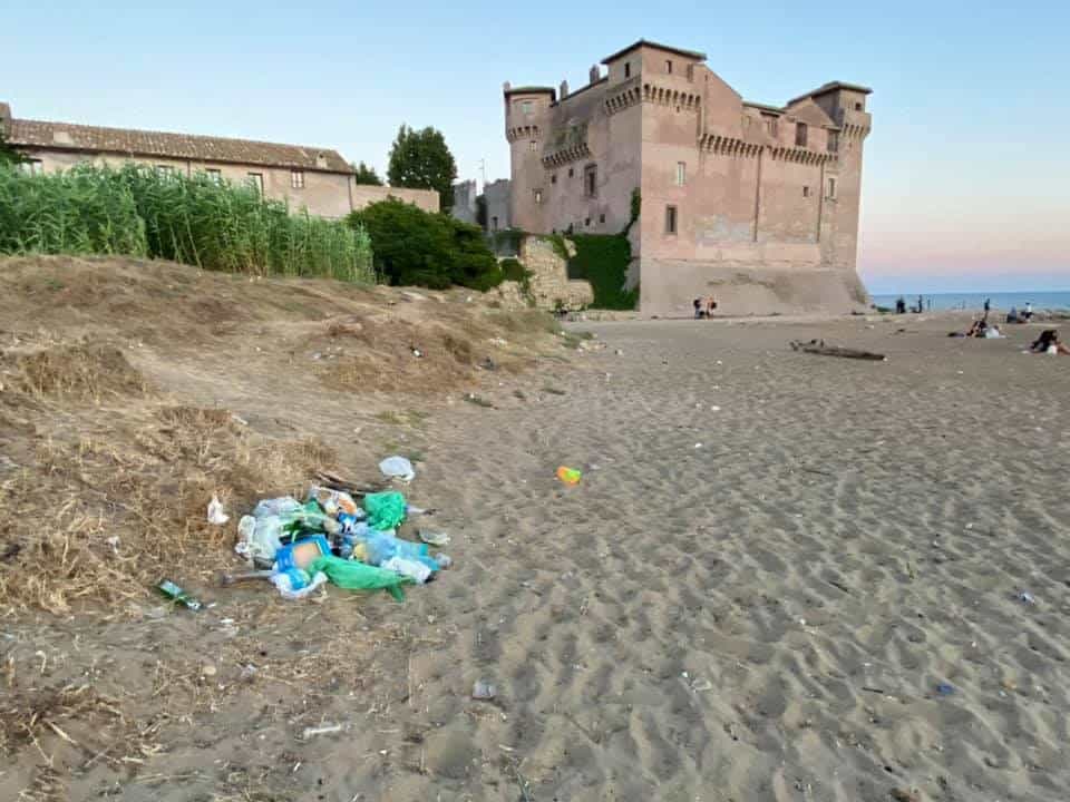 Le spiagge di Santa Severa trasformate in discarica