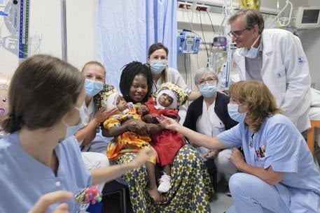 Gemelle separate al Bambino Gesù battezzate da Papa Francesco (foto Ansa)