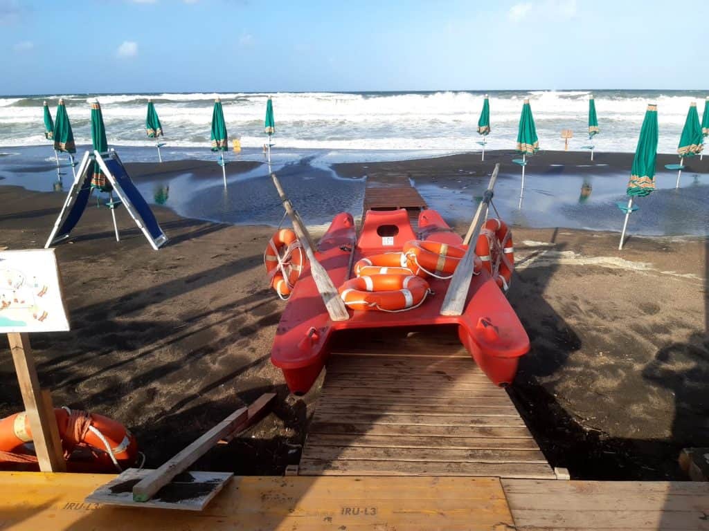 Campo di Mare, stabilimenti ancora nella morsa della mareggiata