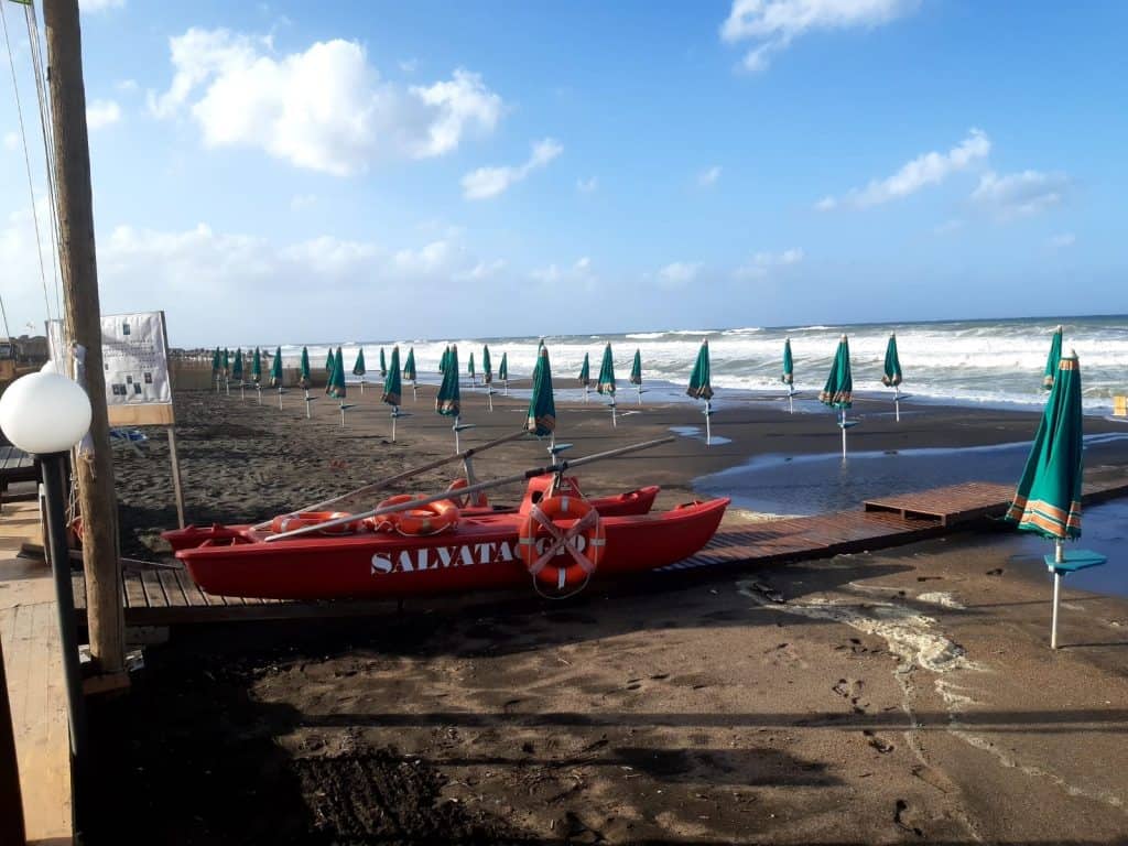 Campo di Mare, stabilimenti ancora nella morsa della mareggiata