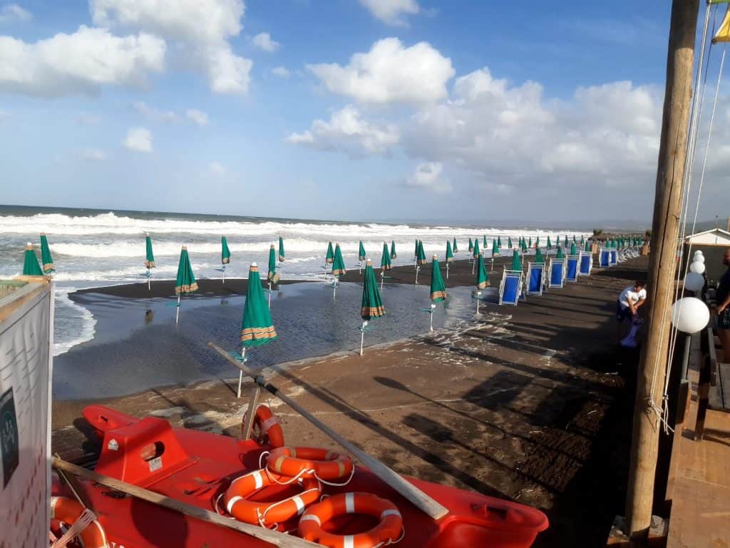 Campo di Mare, stabilimenti ancora nella morsa della mareggiata