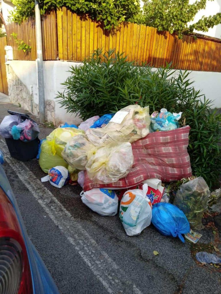 Cerenova, strade trasformate in discariche abusive: i cittadini dicono basta