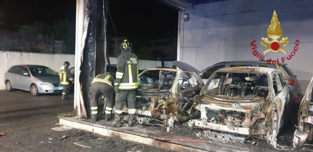 Civitavecchia, auto in fiamme in un concessionario