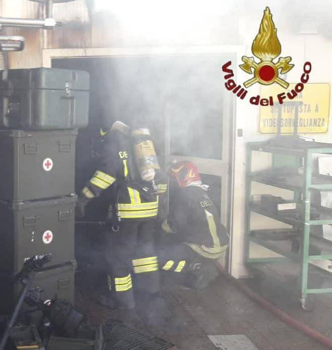 Fiamme in un magazzino con materiale cinematografico: provvidenziale l'intervento dei Vigili del Fuoco