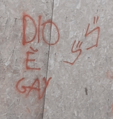 Ladispoli: scritte vandaliche a piazza Grande, davanti la Chiesa